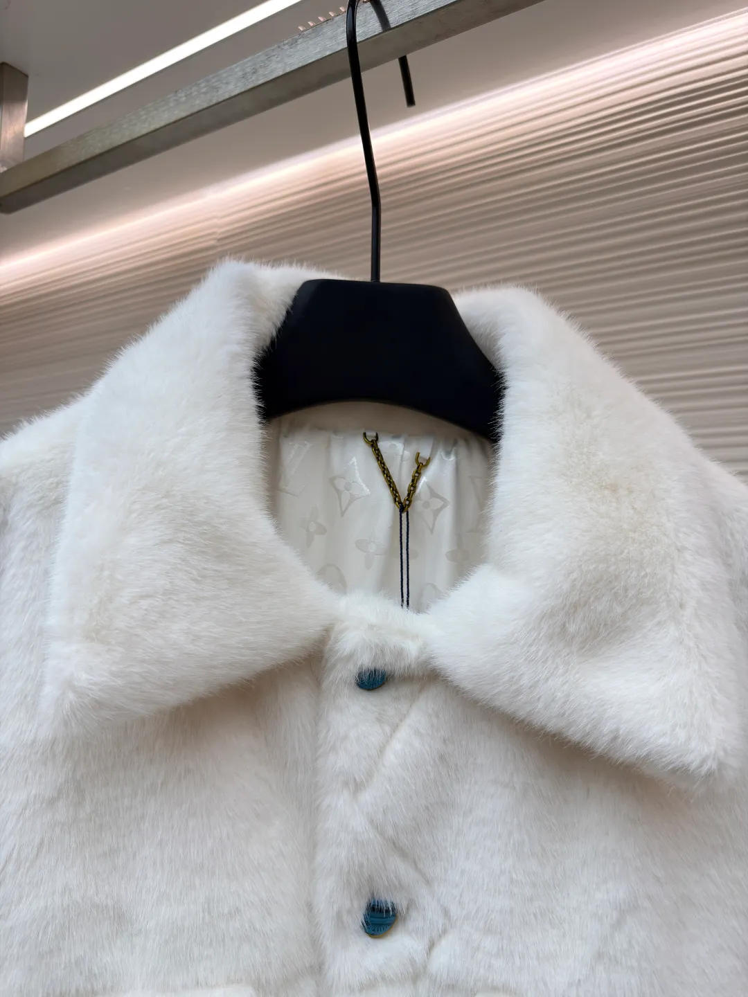 LOUIS VUITTON Turquoise Mink Jacket ●Original version: Purchased and developed at 147799 ●Item number: 1681421-C30 ●Fabric: mink fur fabric ●Technology: embroidery production ●Color: white ●Version: Fitted version ●Weight: about 1065 grams ●Size: 46-48-50-52 ●Description: This jacket is made of high-end imitation mink velvet fabric, which is soft and fluffy to the touch and has excellent warmth retention. The lapel design adopts three-dimensional tailoring + precision sewing technology, and the collar shape is crisp and naturally connected with the body. The placket button is a custom-made blue-green metal button, which creates a visual contrast with the white fabric. It is sewn in precise position and opens and closes smoothly. The large pockets on both sides use three-dimensional bag-shaped technology, and the bag mouth echoes the buttons, combining practicality and design. The inner lining is made of the brand's classic pattern printed fabric, which is combined with the outer layer of plush fabric through laminating sewing technology to create a strong sense of layering. The overall cut is a loose-shouldered version, and the multi-piece structure is spliced ​​to create a casual and trendy wearing effect while ensuring comfort and freedom during movement. It is a fashionable item that combines luxurious plush texture with exquisite craftsmanship. The overall wiring is straight and delicate, the fabric is comfortable and soft, and the color is consistent without color difference. It can be matched with the same style to create a fashionable look and control various occasions. Customized accessories, complete with three standards, same style for men and women!
